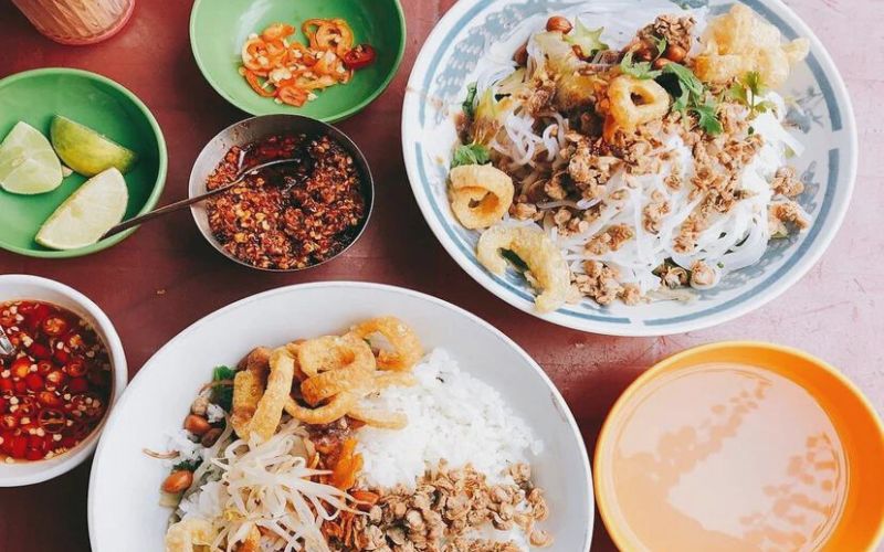 Khu ẩm thực ở hẻm 284 Lê Văn Sỹ có nhiều món ăn ngon lành nhưng mức giá bình dân