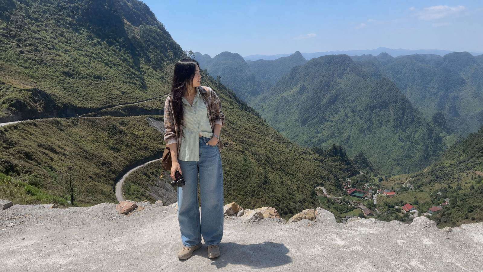 Sơ mi kẻ hoặc sơ mi tông đất phối denim cho mood du lịch Hà Giang
