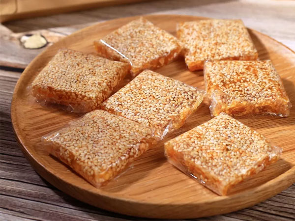 Bánh khô mè và mè xửng — đặc sản Huế làm quà