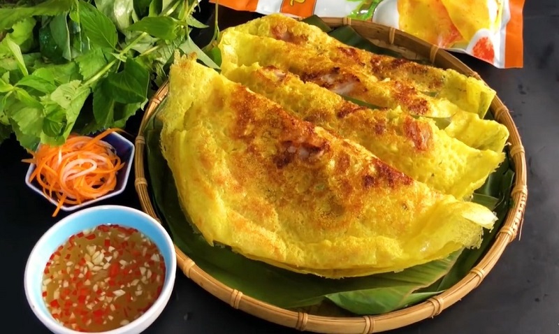 Bánh xèo Việt Nam vàng giòn với rau sống