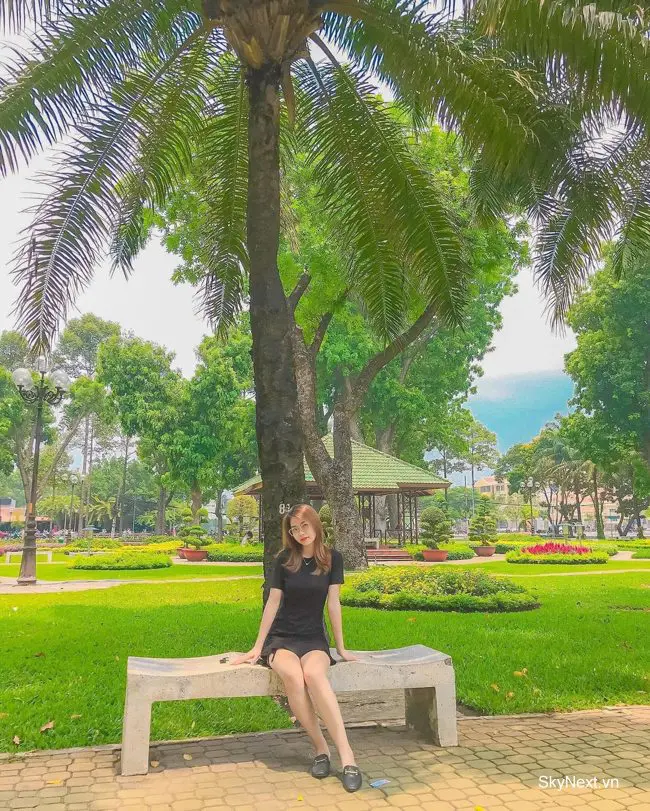 Gia đình dã ngoại bên hồ