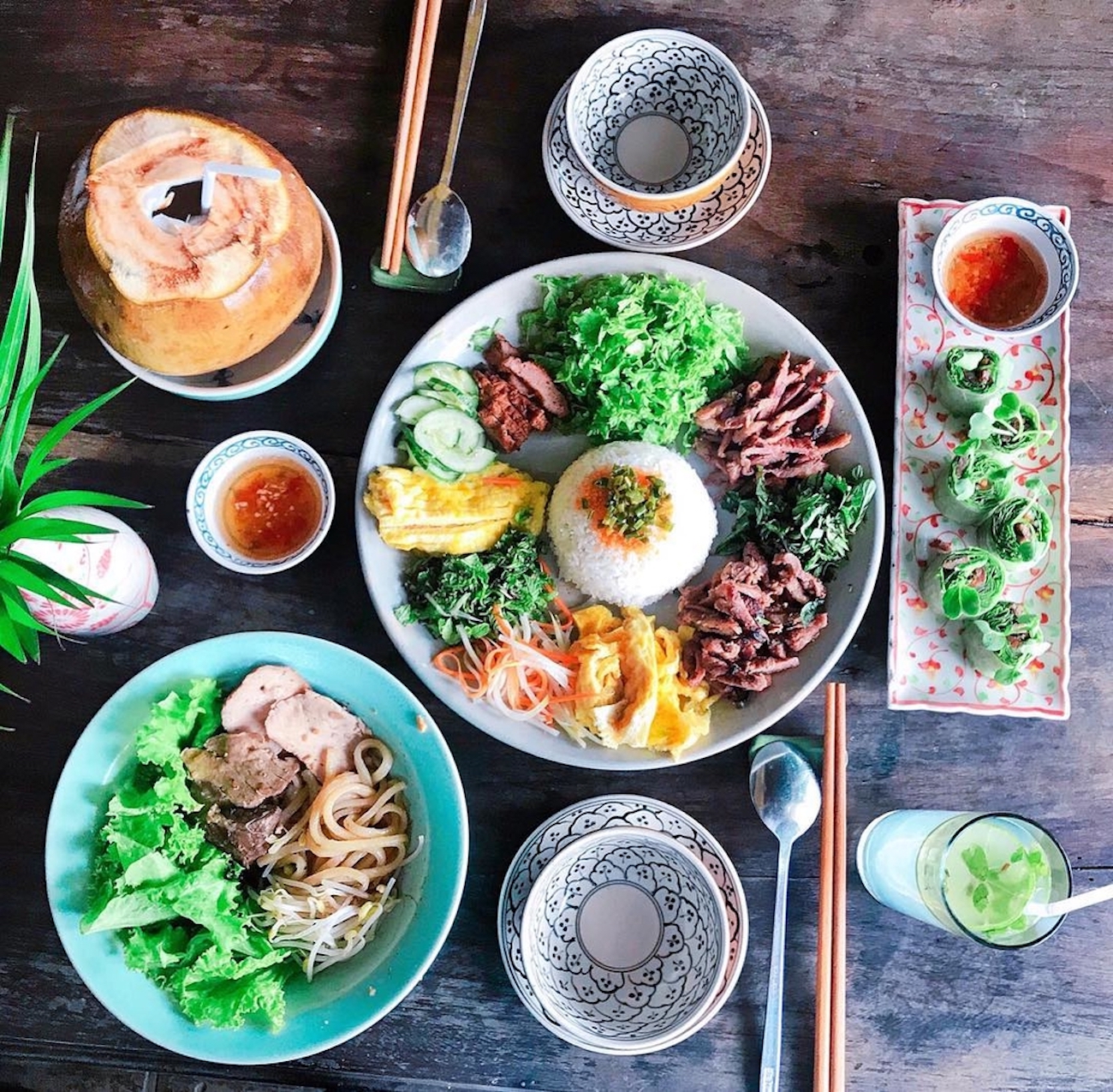 Nước mắm tỏi ớt chua ngọt tạo nên sự hài hòa trọn vẹn cho cơm âm phủ