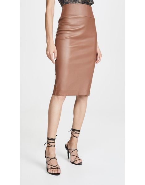 Chân váy bút chì với giày cao gót