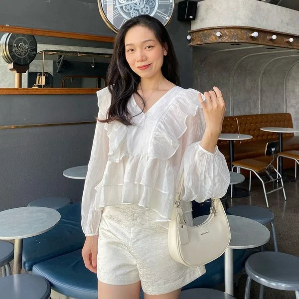 Áo sơ mi cổ bèo phối cùng quần short