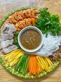 Bánh tráng cuốn thịt heo mắm nêm chuẩn vị Đà Nẵng
