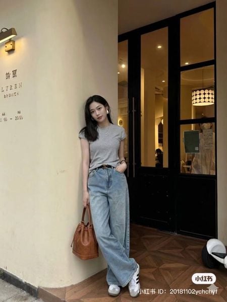 Áo thun basic phối jeans ống đứng và túi bucket tạo vẻ casual năng động