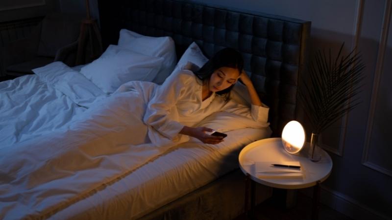 Dấu hiệu mất ngủ và sự suy giảm năng lượng ban ngày