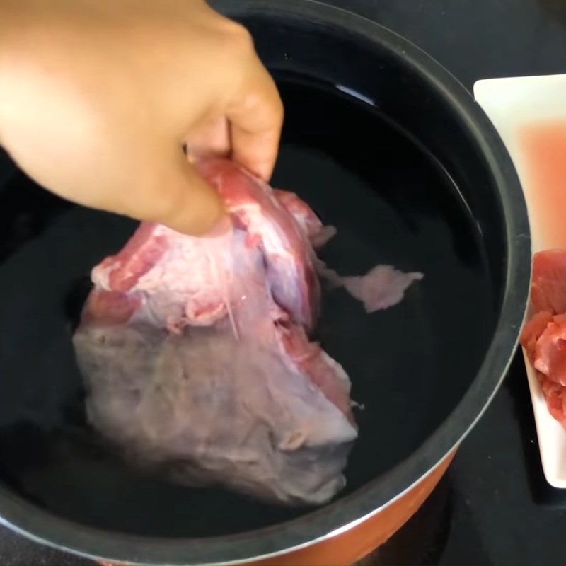 Hầm nước lèo bún bò