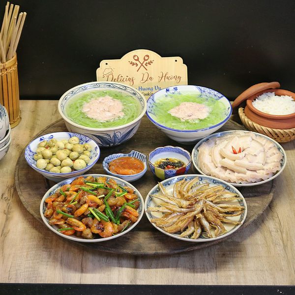 Mâm cơm Việt nhiều món