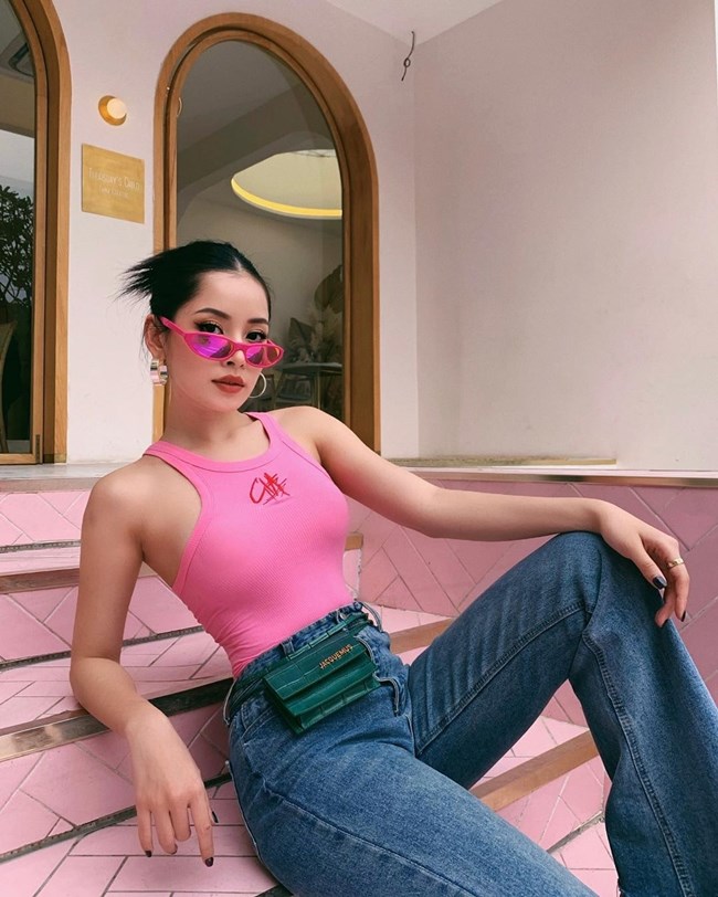 Phối quần jean ống rộng với áo tanktop, túi đeo hông