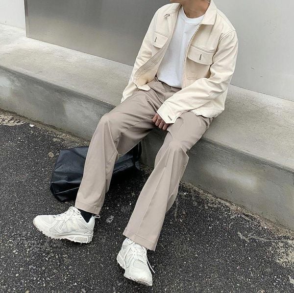 Outfit đi Đà Lạt - Sơ mi chambray kết hợp với quần be và sneaker