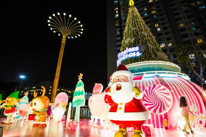 Landmark 81 thường có trang trí Noel quy mô lớn và hiện đại