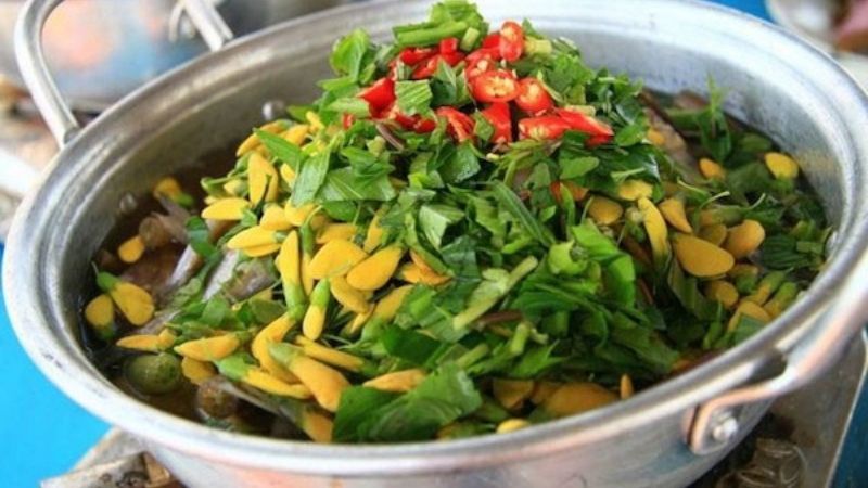 Lẩu cá linh bông điên điển đặc trưng mùa nước nổi