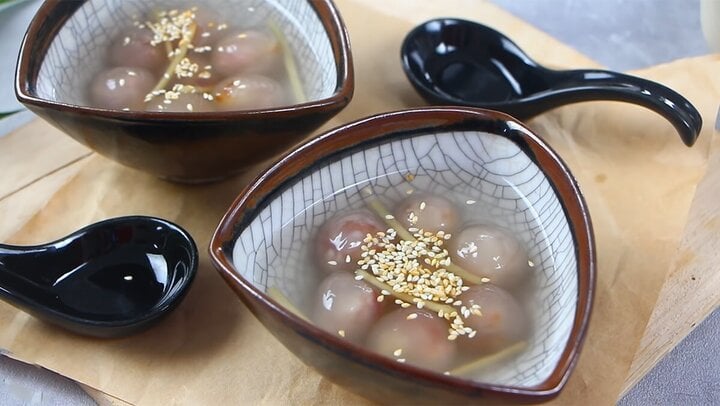 Từng viên chè bột lọc heo quay tròn đều lấp lánh trong nồi nước đường gừng