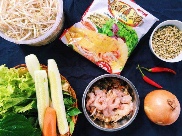 Nguyên liệu bánh xèo miền Bắc được bày gọn gàng