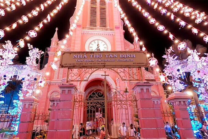 Nhà thờ Tân Định là điểm check-in Noel nổi bật ở trung tâm thành phố