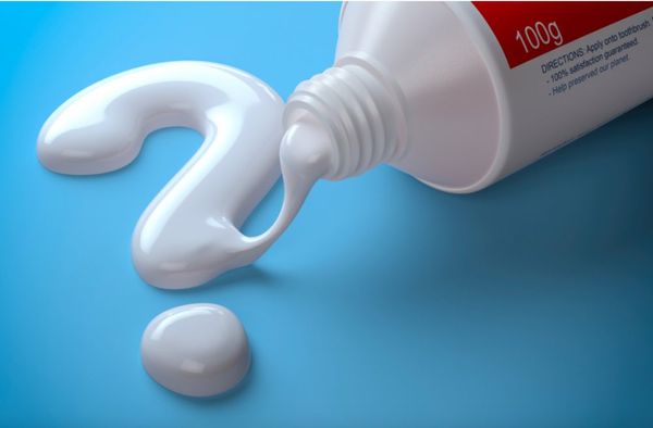 Sử dụng kem đánh răng để xử lý nách áo bị vàng