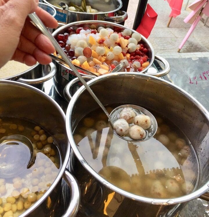 Thịt heo quay được cắt hạt lựu nhỏ nhắn và ướp gia vị đậm đà trước khi gói bột