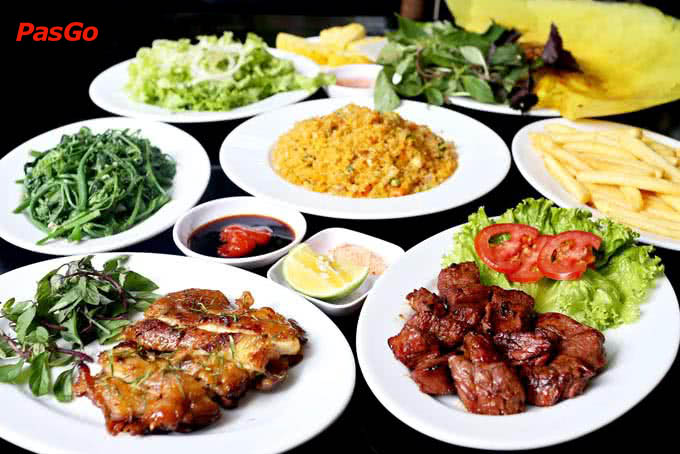 Bát phở gà Hà Nội hoàn chỉnh với rau thơm và hành lá