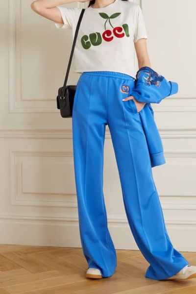 Quần thể thao phối áo croptop theo phong cách nữ cá tính