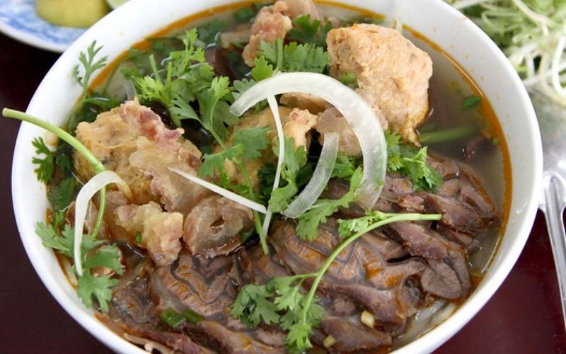 Thưởng thức bún bò gân đúng điệu