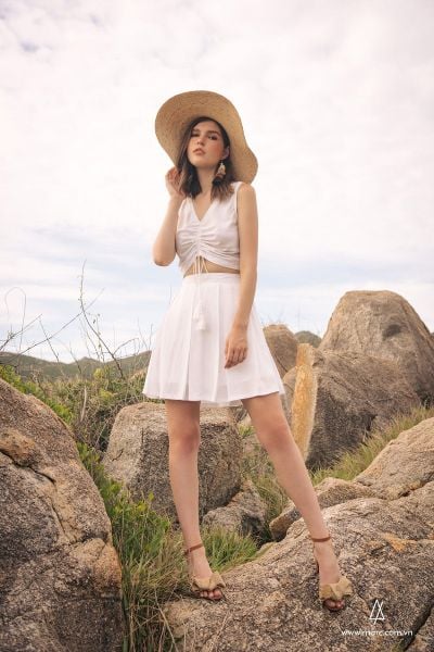 Chân váy xòe xếp ly kết hợp với áo croptop sát nách nhun eo cực nữ tính.