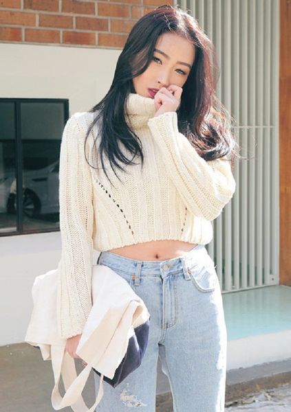 Áo len croptop phối cùng quần jean cạp cao giúp ăn gian tỷ lệ cơ thể