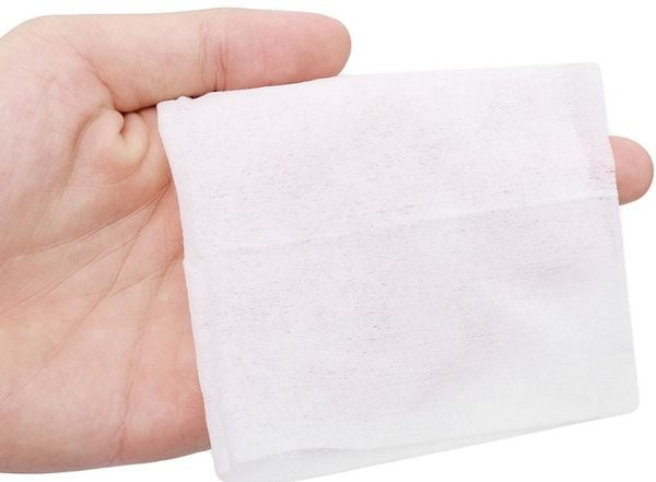 Hướng dẫn tẩy vết son trên quần áo cực đơn giản