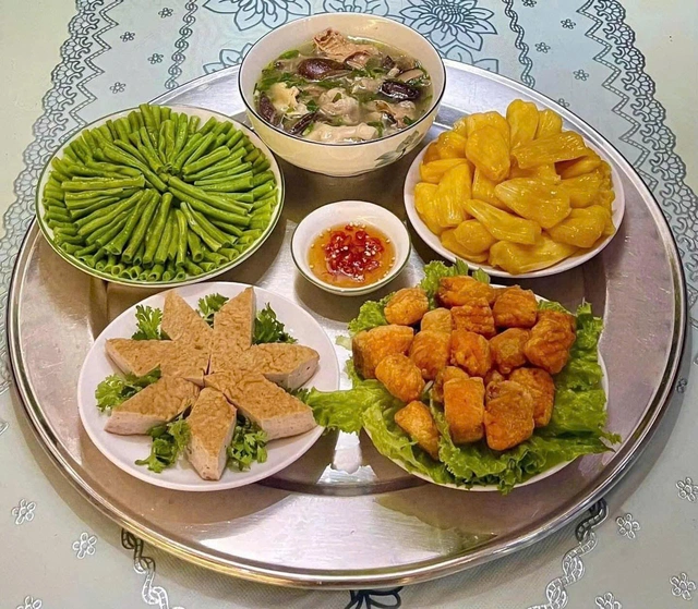 Bữa cơm nhà phong phú với nhiều món ăn đa dạng