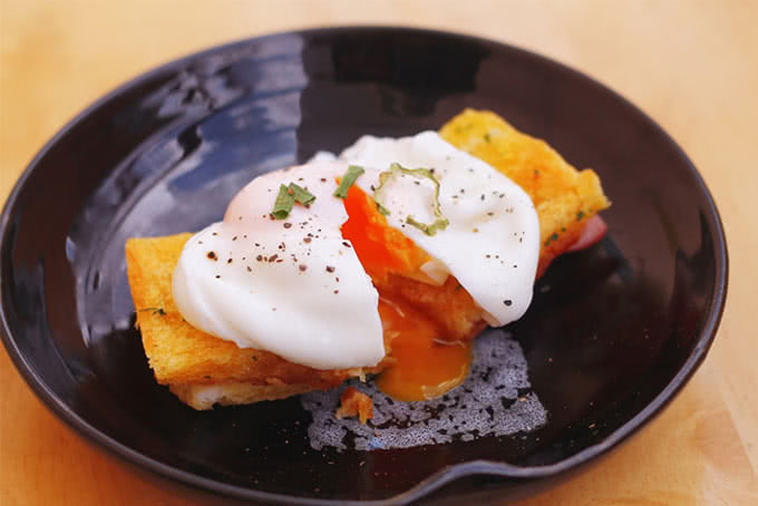 Bánh mì bơ tỏi nướng chín vàng ươm, tỏa mùi thơm nức mũi