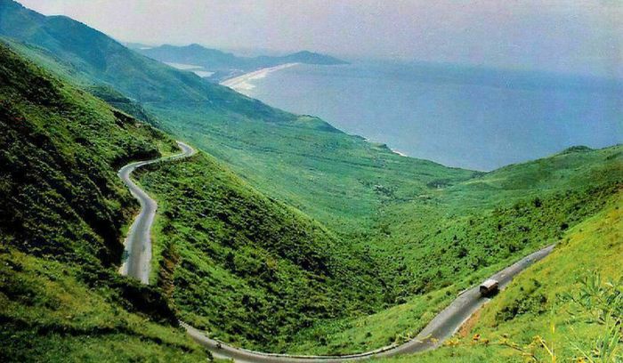Cung đường ven biển và núi đồi tạo nên trải nghiệm lái xe rất giàu biến đổi địa hình