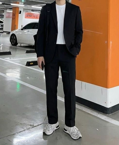 Áo vest phối áo thun trơn và giày thể thao