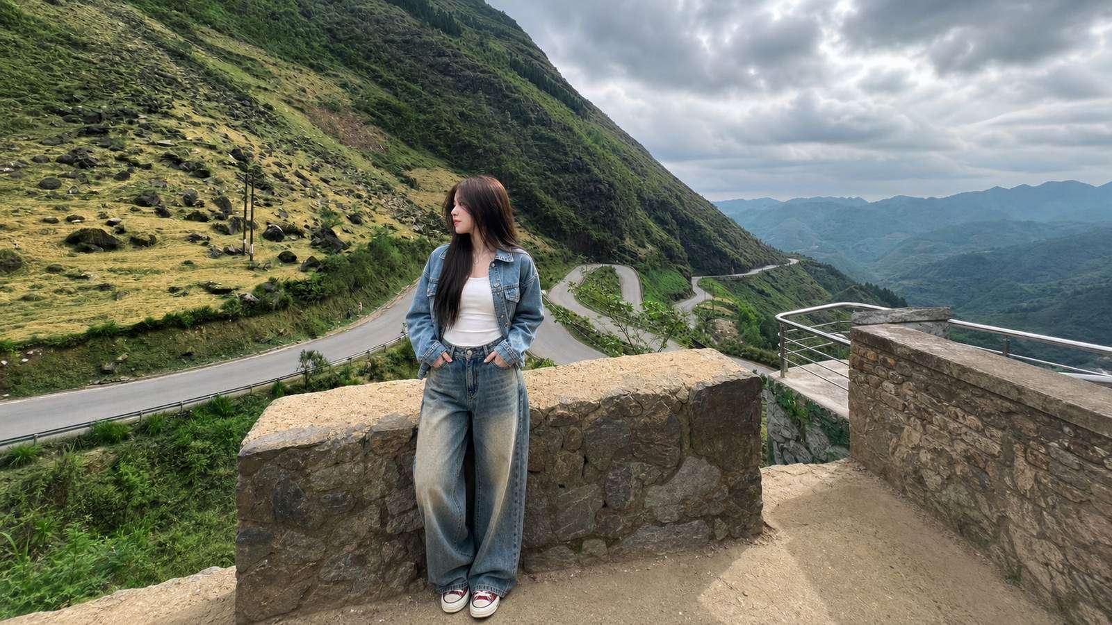 Áo thun trơn phối jeans và áo khoác denim cho chuyến đi Hà Giang