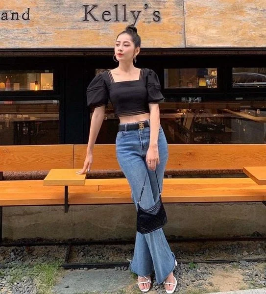 Bản phối quần jeans ống suông và áo cổ vuông