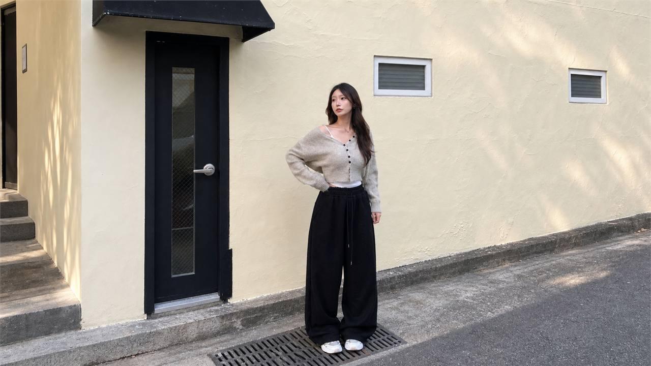 Áo len cardigan ngắn phối quần ống rộng tạo tỷ lệ cân đối