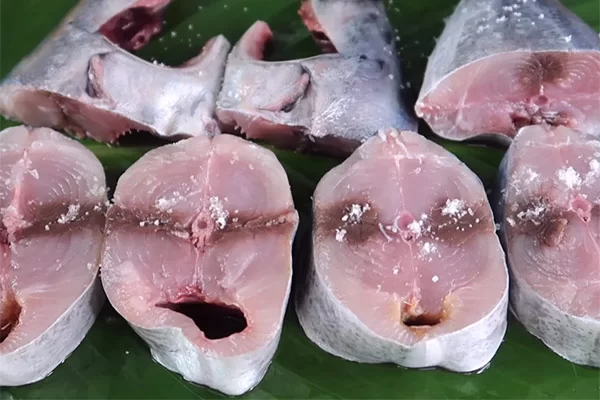 Sơ chế cá ngừ sạch máu bầm giúp loại bỏ hoàn toàn mùi tanh