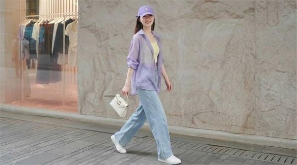 Áo sơ mi nữ phối jeans và chân váy ngắn