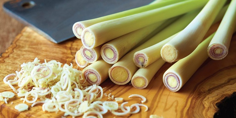 Sả tươi đập dập mang lại nốt hương thơm thanh và giải ngấy hiệu quả