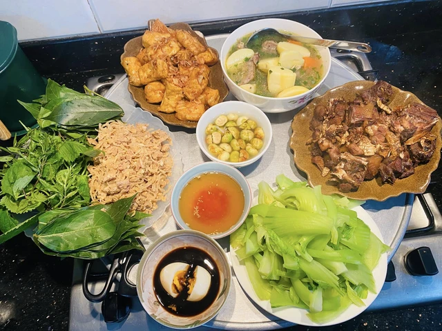 Mâm cơm ngày Tết giản dị nhưng đủ đầy ý nghĩa cho cả nhà