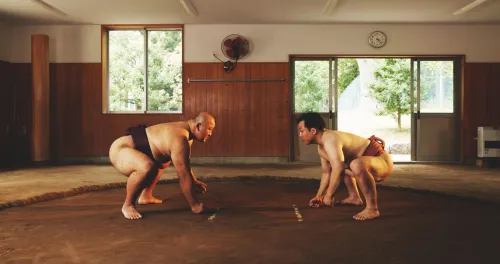 Hai đô vật sumo đang thực hành các kỹ thuật chiến đấu truyền thống của Nhật Bản
