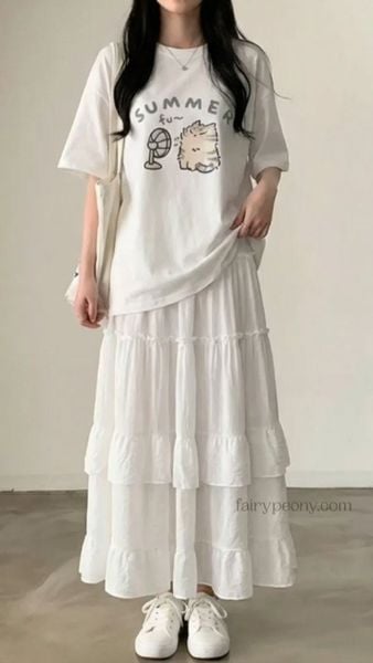 Áo thun form rộng nữ với chân váy midi