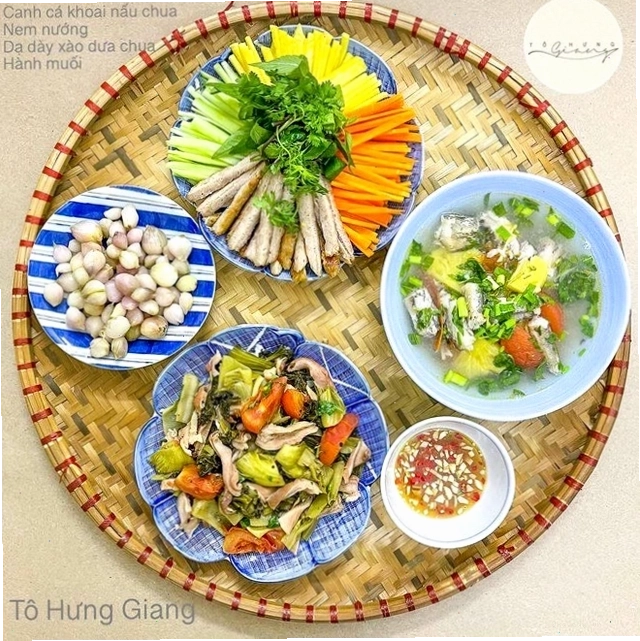 Bún bò Huế với nước dùng cay nồng đặc trưng