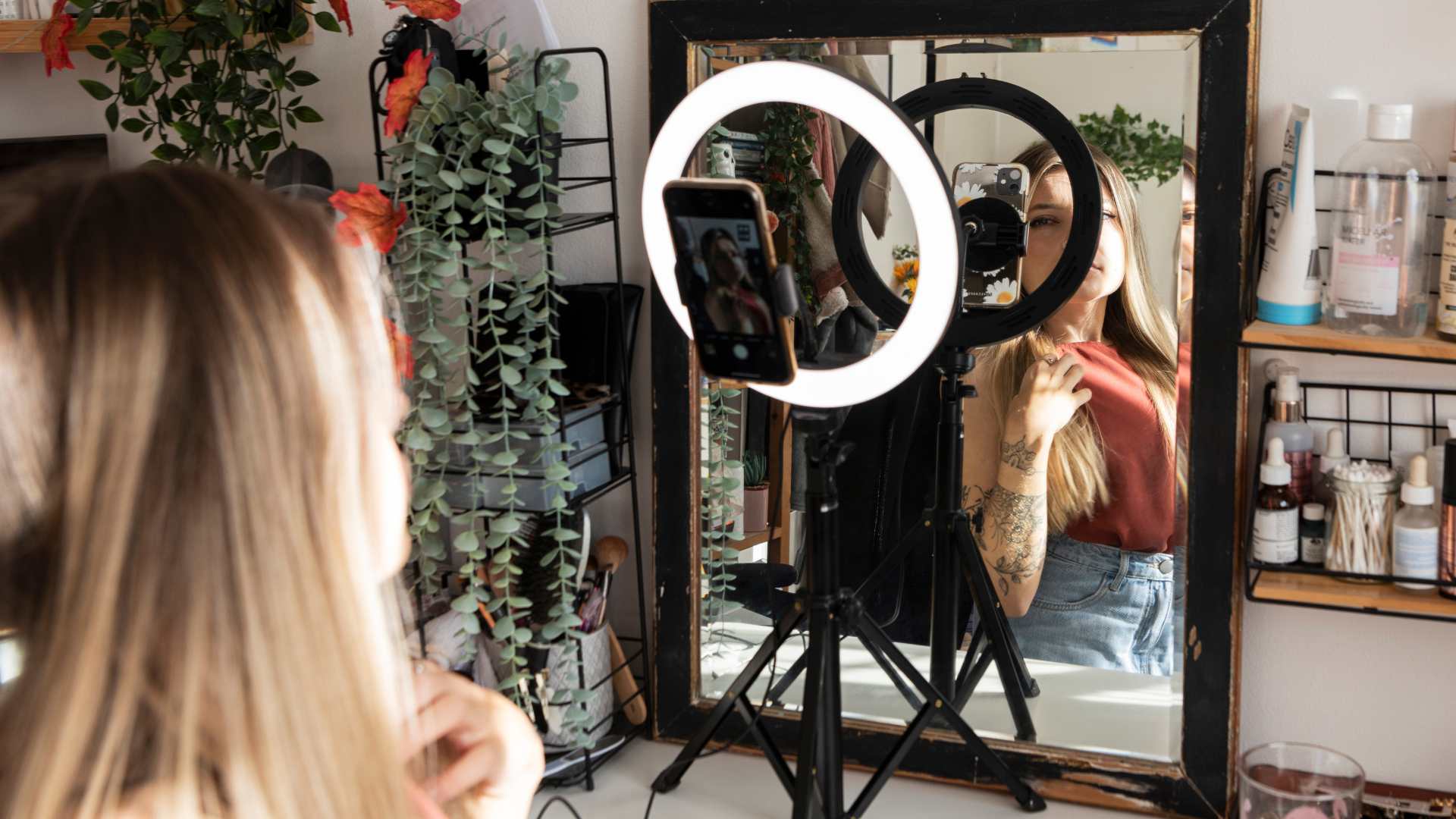 Người đang livestream bán hàng trên TikTok với sản phẩm displayed rõ nét và giao diện bình luận live