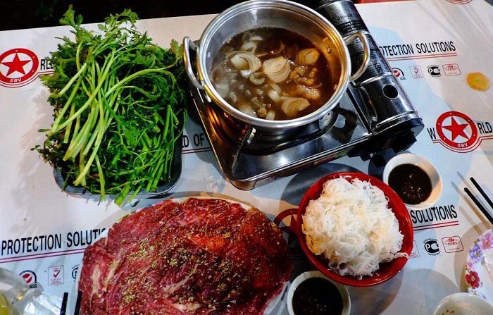 Lẩu bò mắm ruốc Tám Còn mang hương vị đặc trưng không thể nhầm lẫn