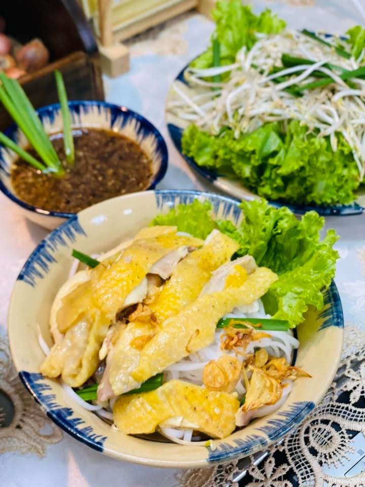 Nước sốt trộn hủ tiếu được cô đặc với màu nâu óng ánh và độ sánh vừa phải
