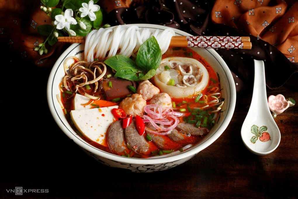 Tô bún bò Huế hoàn chỉnh với đầy đủ topping và màu sắc bắt mắt