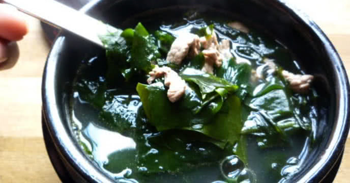 Tiến hành nấu canh rong biển thịt bò