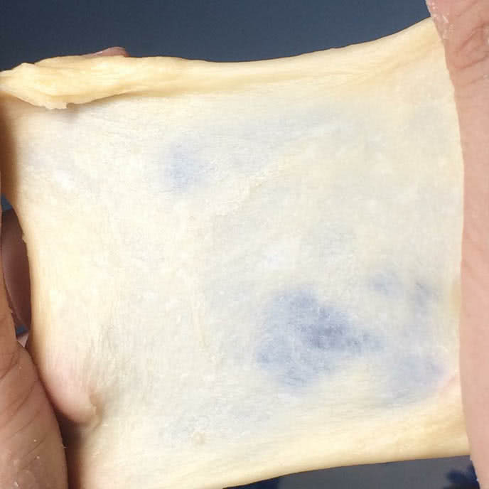 Thao tác khuấy nhân kem custard trên bếp giữ độ mượt mà