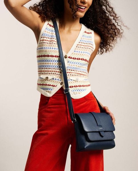 Đổi túi sẽ đổi vibe tổng thể của trang phục