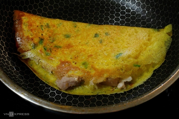 Bánh xèo vàng ươm, giòn rụm thành phẩm